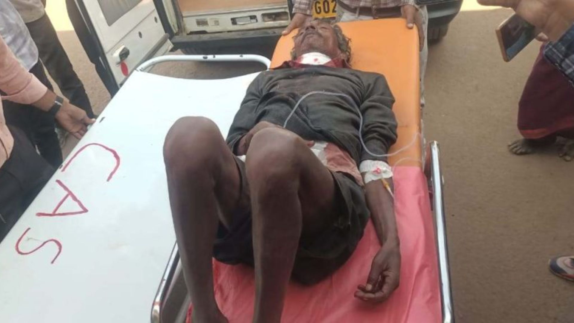 Mahasamund Farmer Suicide Attempt : सिस्टम की मार! टोकन नहीं कटा तो निराश किसान ने ब्लेड से काटा खुद का गला, हालत गंभीर